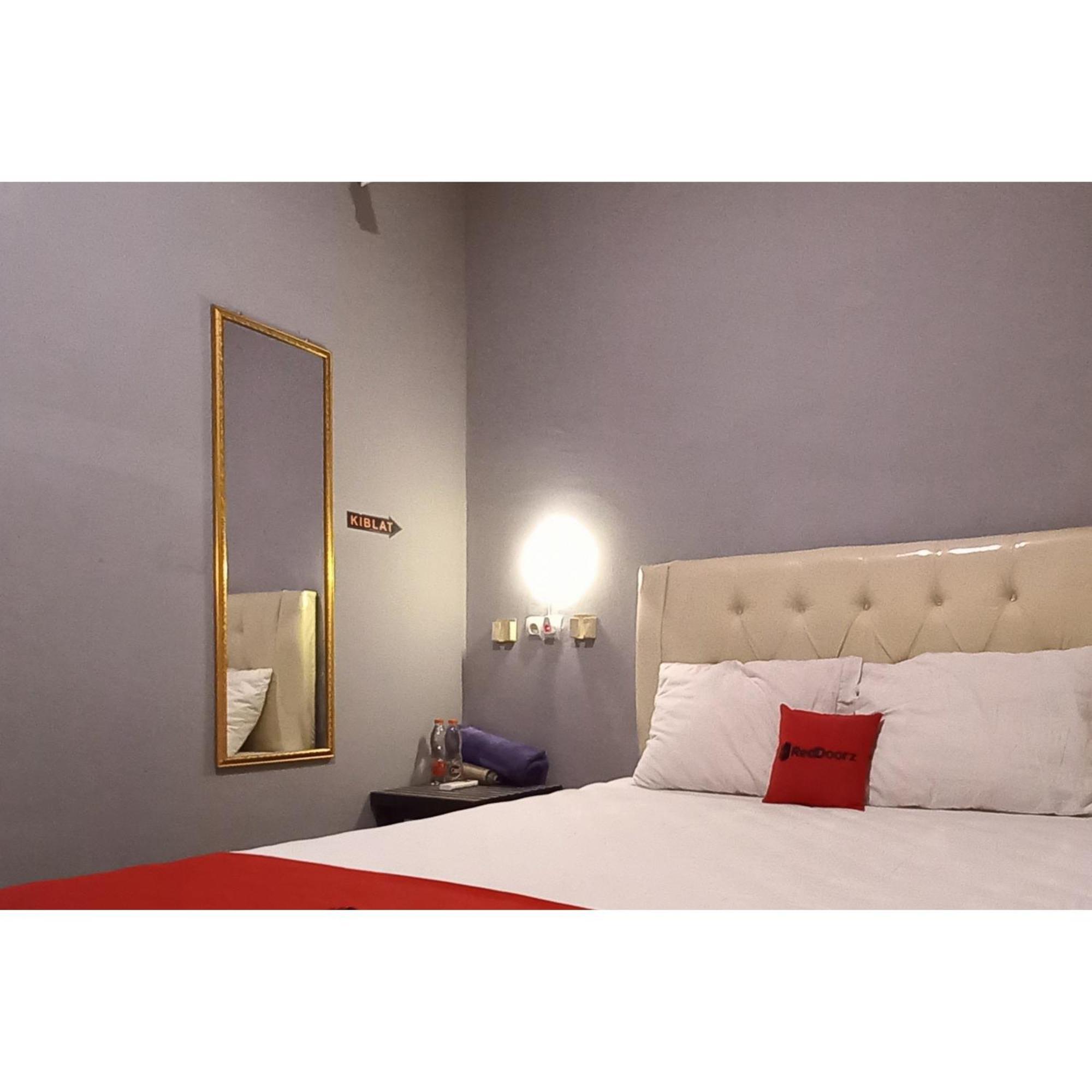 Reddoorz At Deluxe Hotel Near Terminal Purabaya Bungurasih Sidoarjo Exterior foto