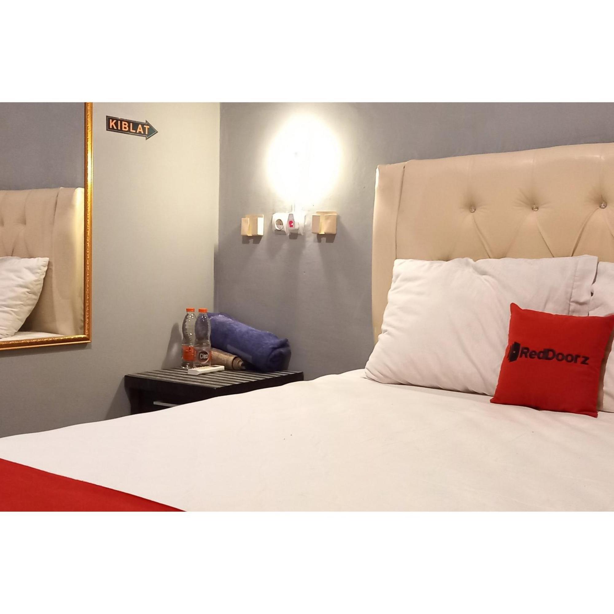 Reddoorz At Deluxe Hotel Near Terminal Purabaya Bungurasih Sidoarjo Exterior foto