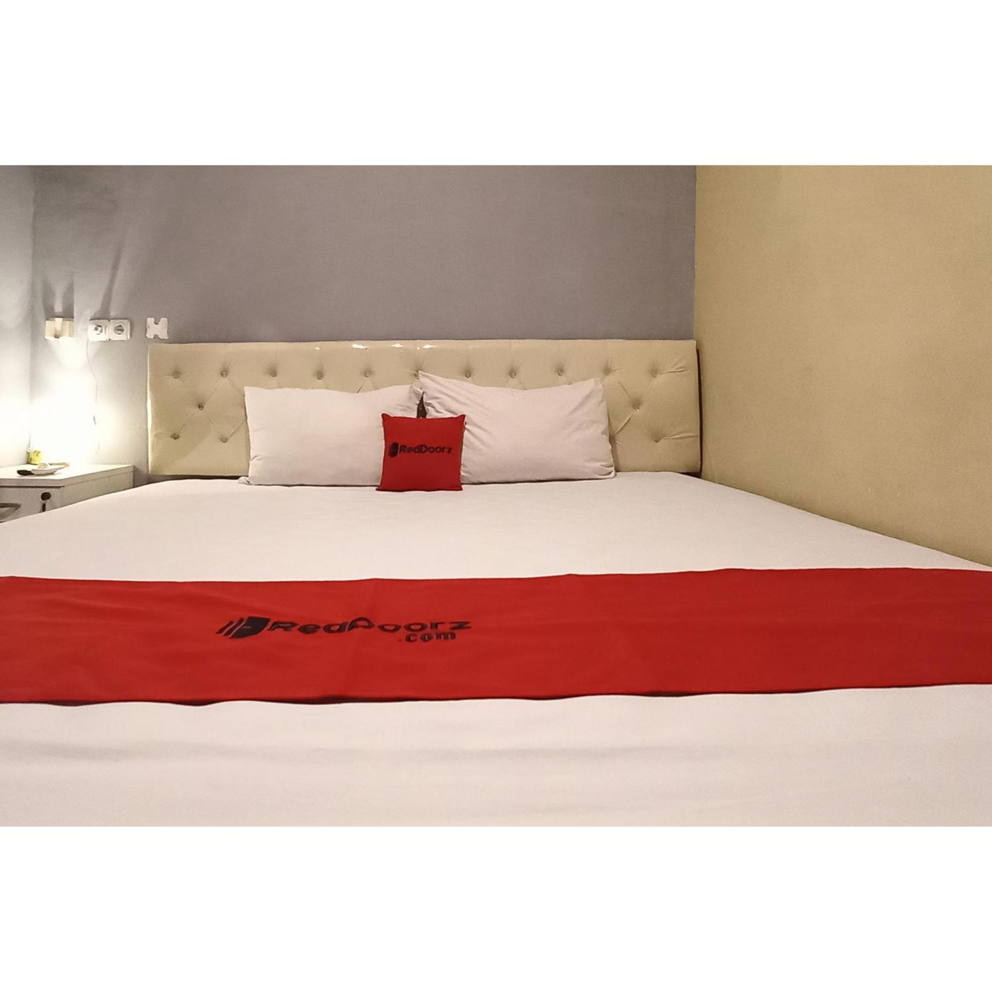 Reddoorz At Deluxe Hotel Near Terminal Purabaya Bungurasih Sidoarjo Exterior foto