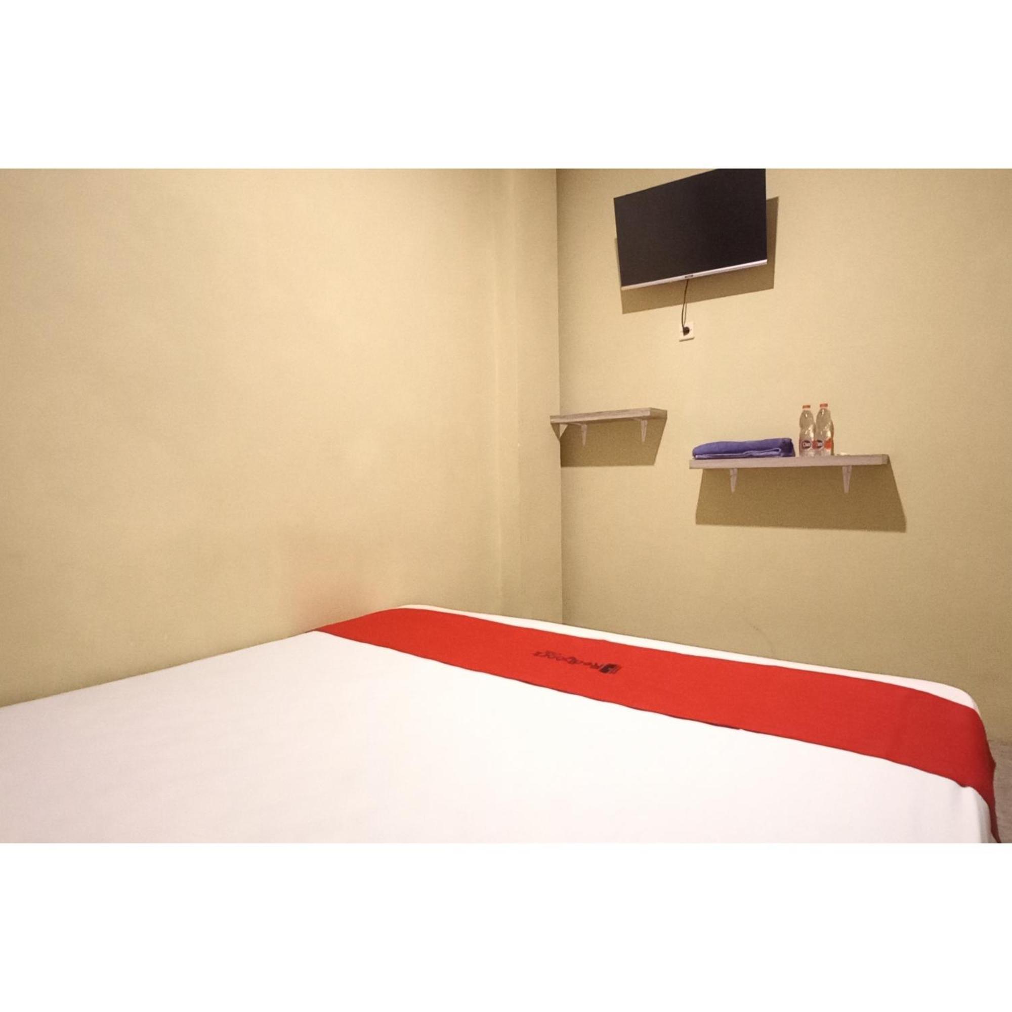 Reddoorz At Deluxe Hotel Near Terminal Purabaya Bungurasih Sidoarjo Exterior foto