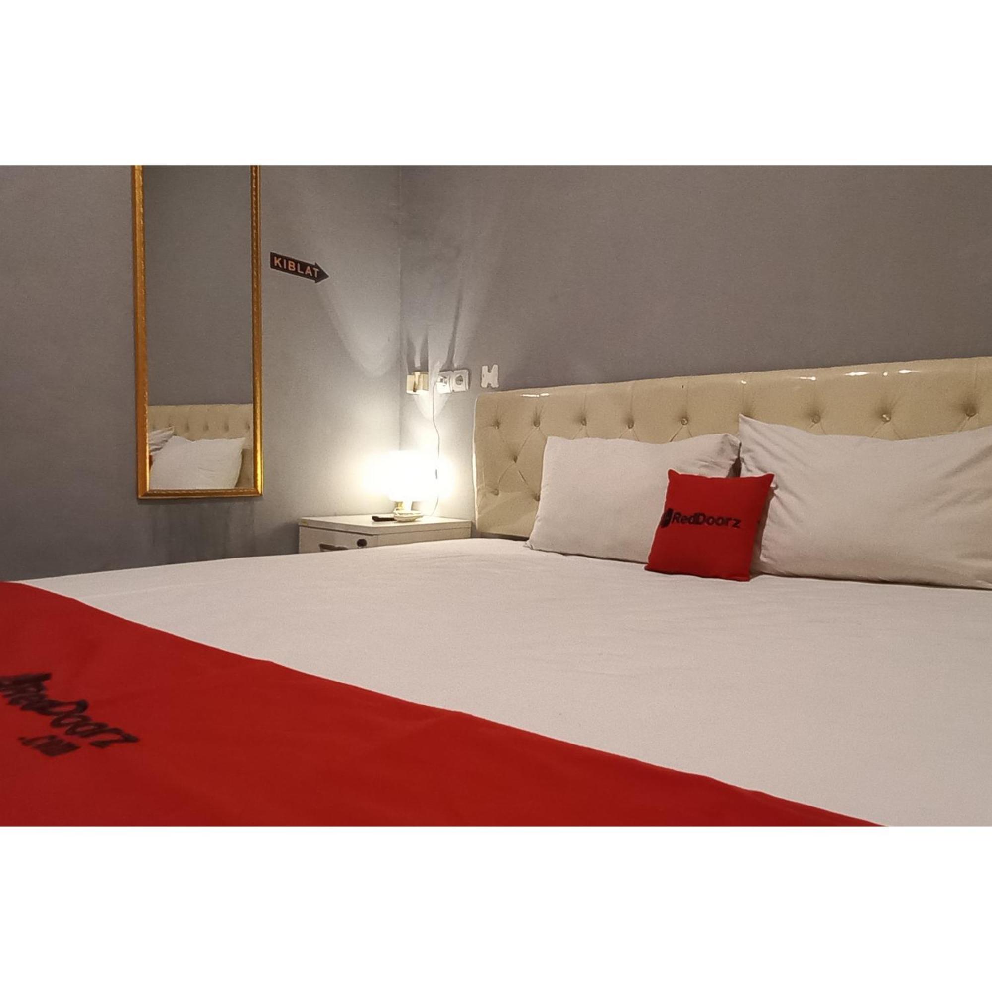Reddoorz At Deluxe Hotel Near Terminal Purabaya Bungurasih Sidoarjo Exterior foto
