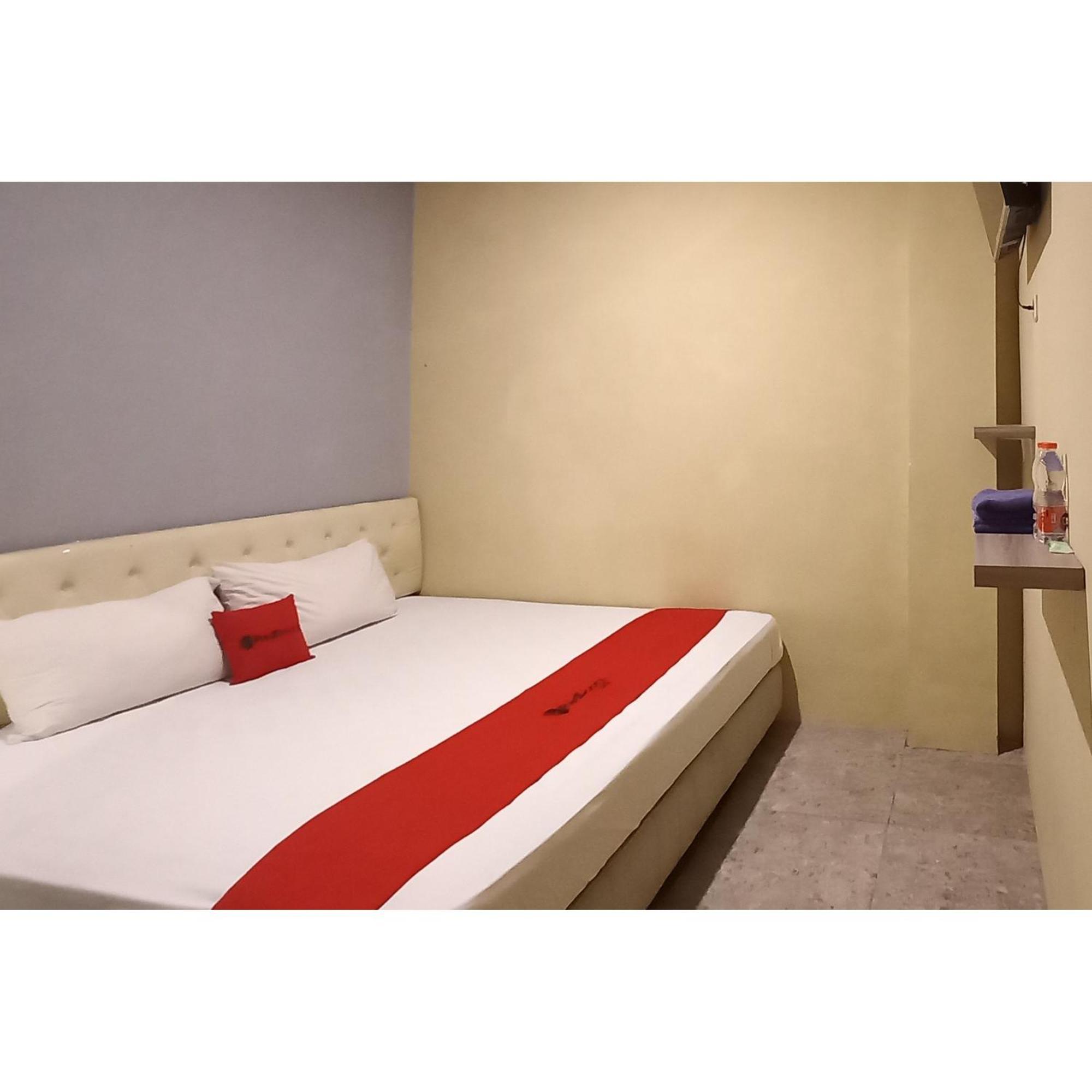 Reddoorz At Deluxe Hotel Near Terminal Purabaya Bungurasih Sidoarjo Exterior foto