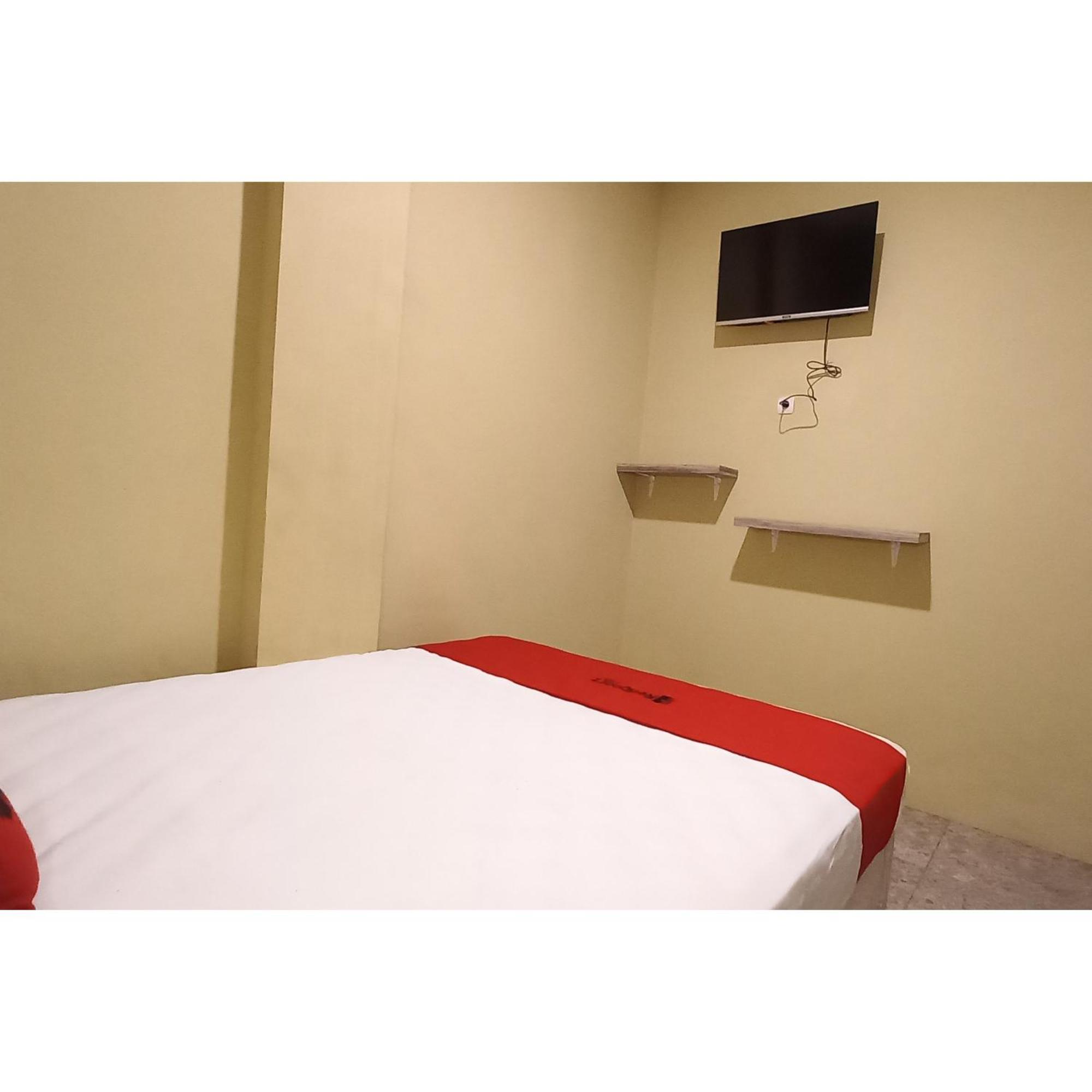 Reddoorz At Deluxe Hotel Near Terminal Purabaya Bungurasih Sidoarjo Exterior foto