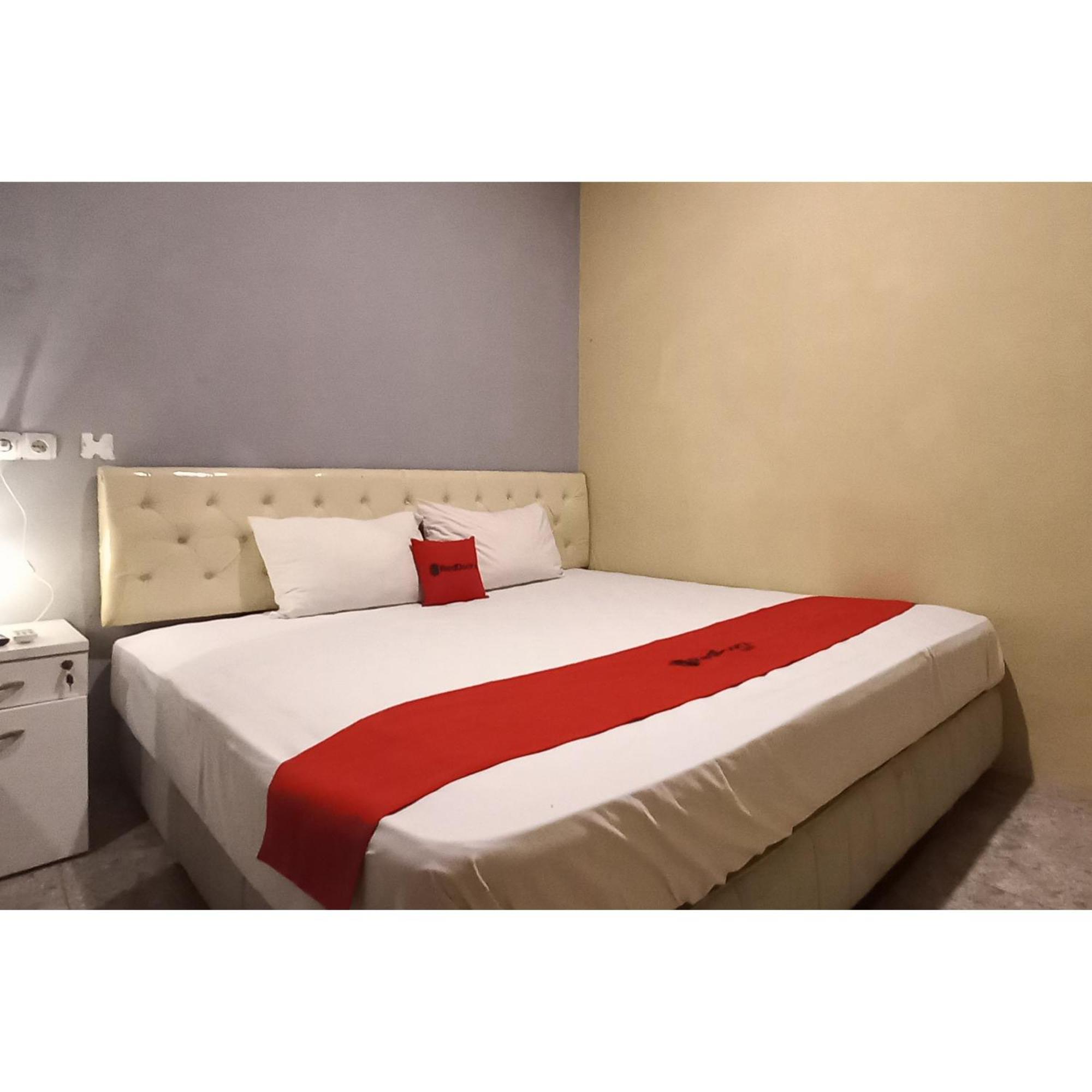 Reddoorz At Deluxe Hotel Near Terminal Purabaya Bungurasih Sidoarjo Exterior foto