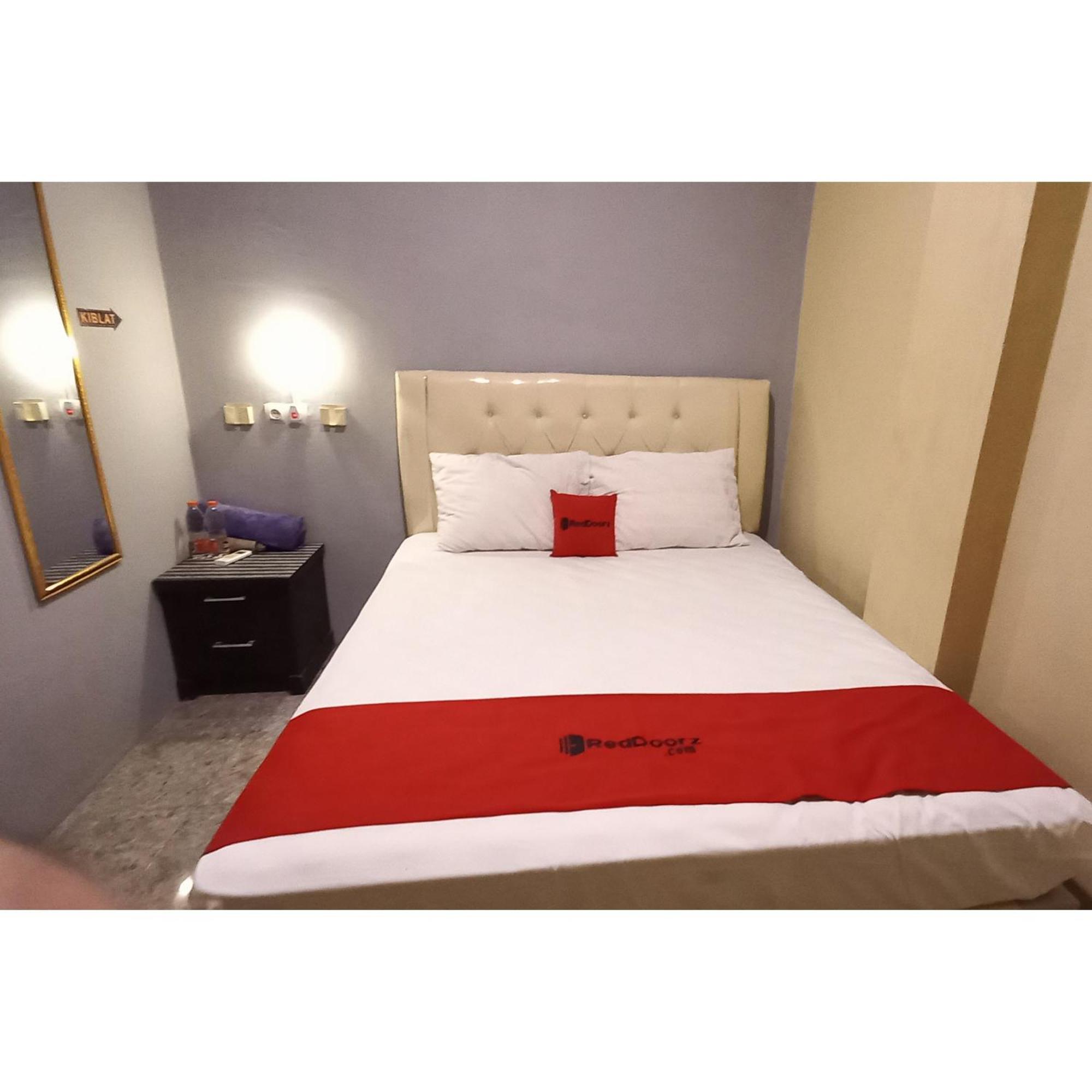 Reddoorz At Deluxe Hotel Near Terminal Purabaya Bungurasih Sidoarjo Exterior foto