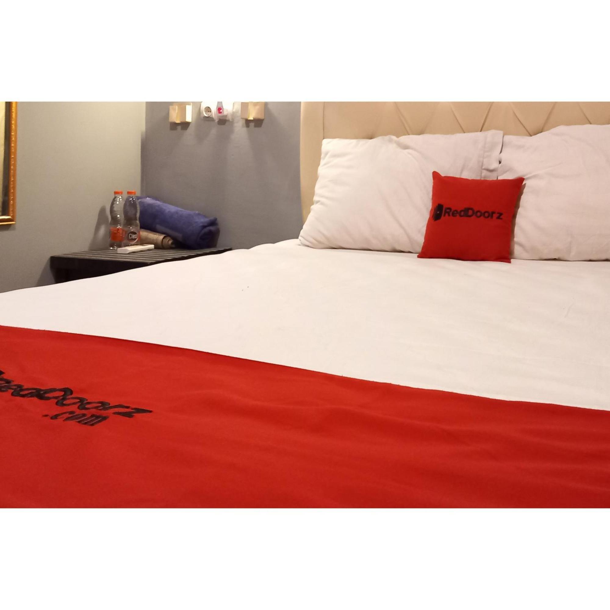 Reddoorz At Deluxe Hotel Near Terminal Purabaya Bungurasih Sidoarjo Exterior foto