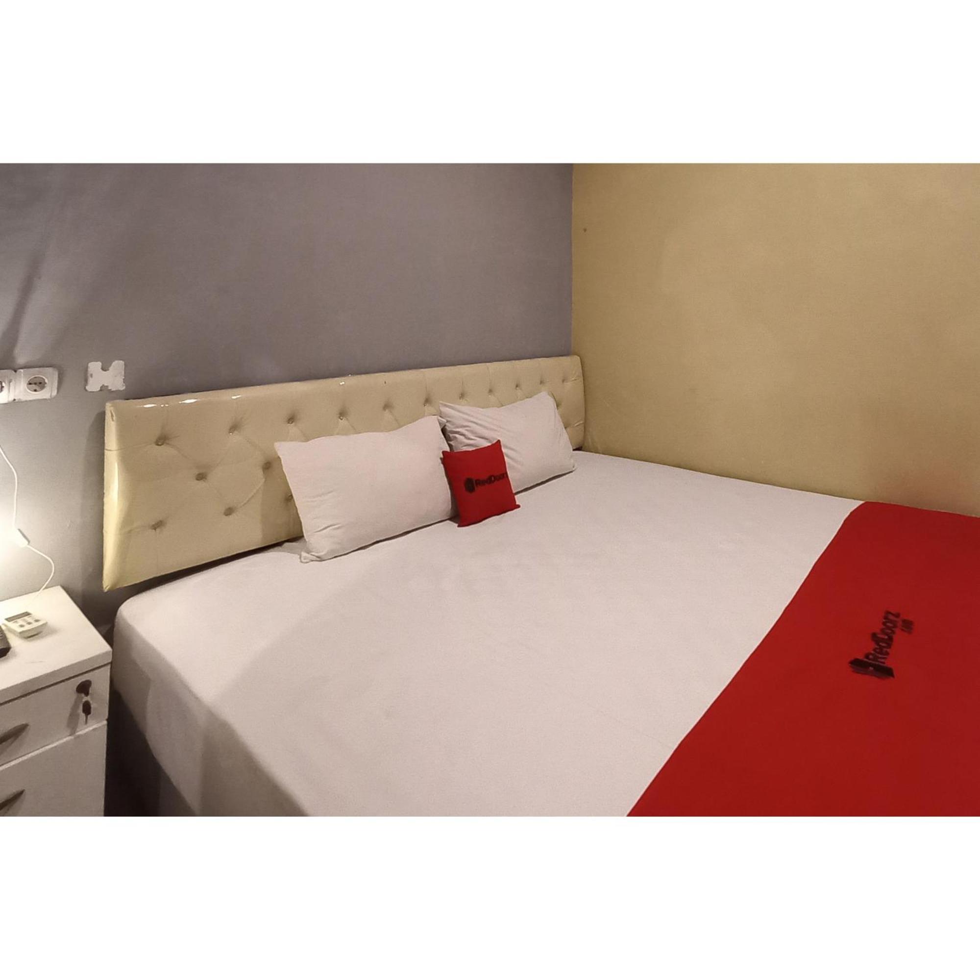 Reddoorz At Deluxe Hotel Near Terminal Purabaya Bungurasih Sidoarjo Exterior foto