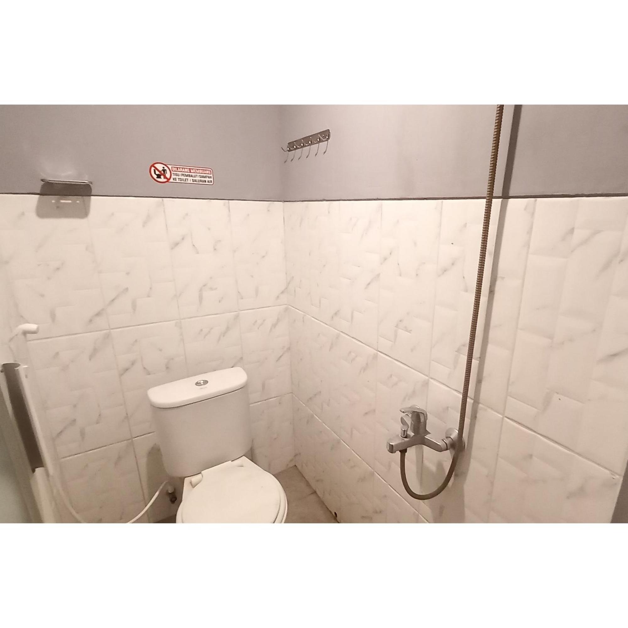 Reddoorz At Deluxe Hotel Near Terminal Purabaya Bungurasih Sidoarjo Exterior foto