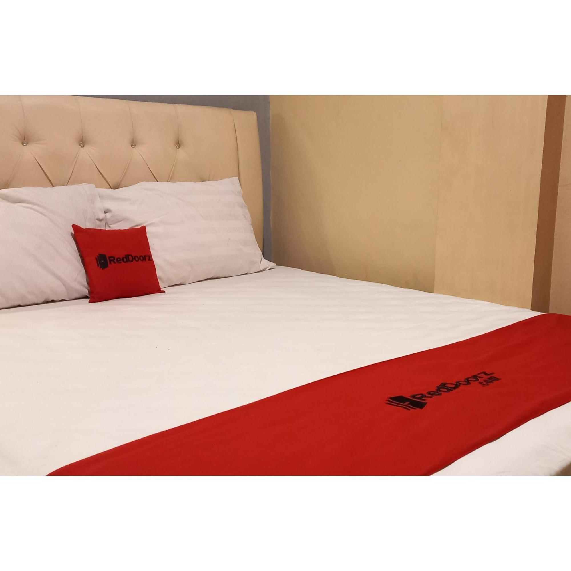 Reddoorz At Deluxe Hotel Near Terminal Purabaya Bungurasih Sidoarjo Exterior foto